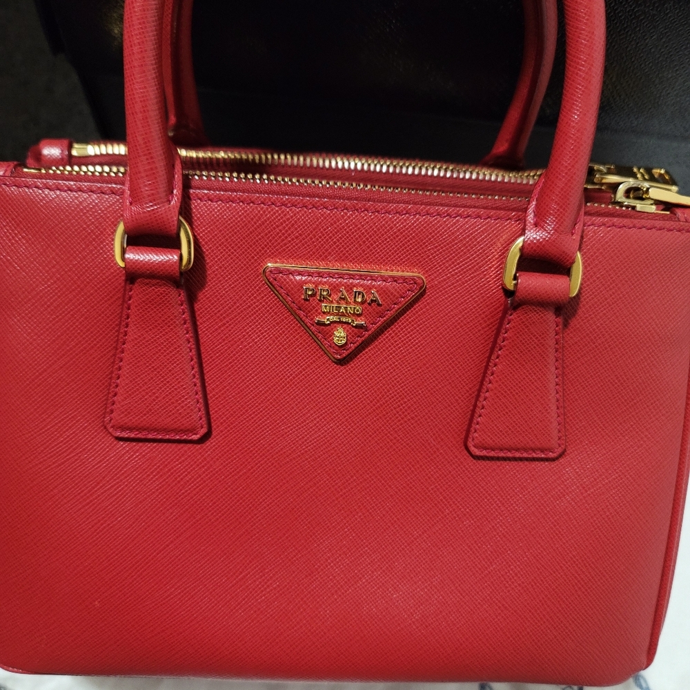 🌟Host Pick🌟Prada iconic Galleria Saffiano Leather Small Bag - Picture 9 of 16